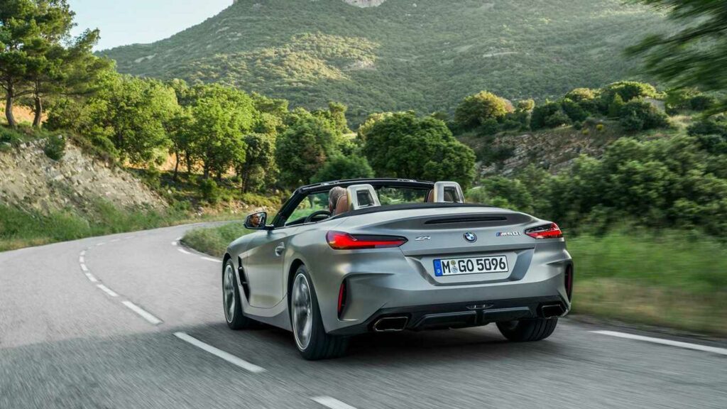 BMW Z4 M40i 2019 на дороге