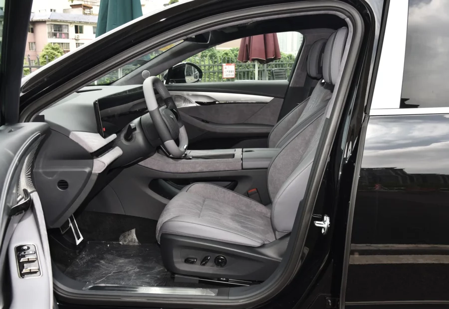 Voyah Chases the light EV