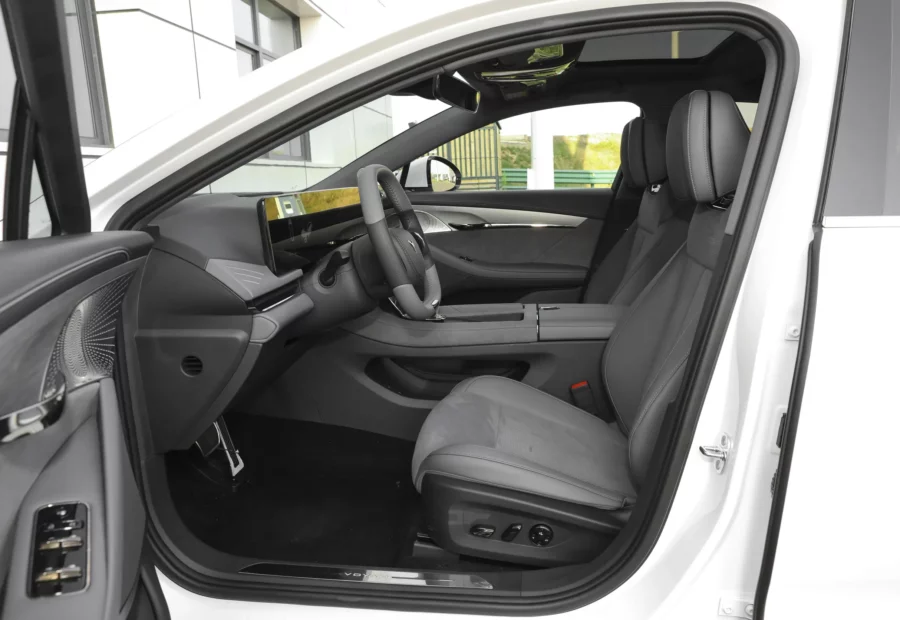 Voyah Chases the light