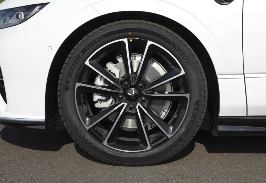 Voyah Chases the light