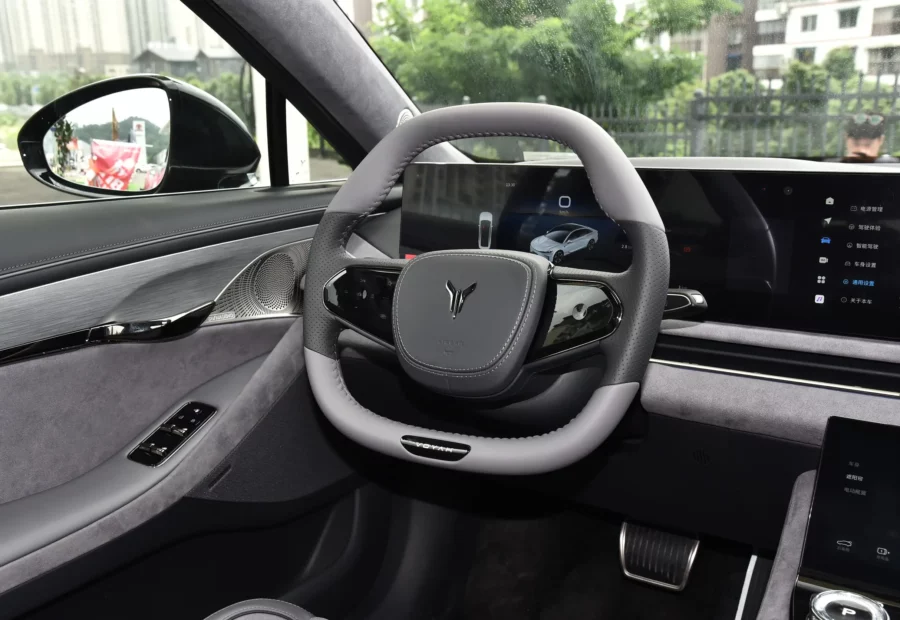 Voyah Chases the light EV