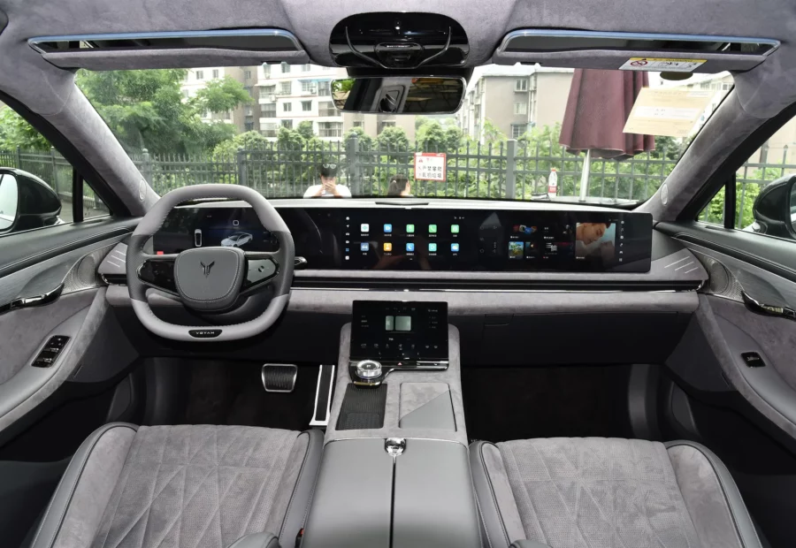 Voyah Chases the light EV