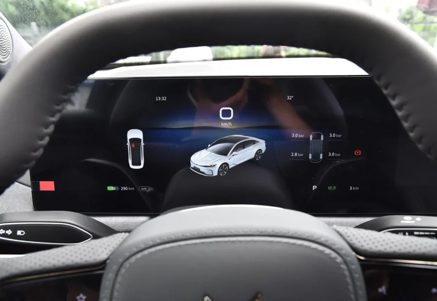 Voyah Chases the light EV