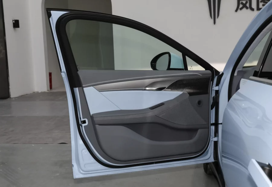 Voyah Chases the light EV