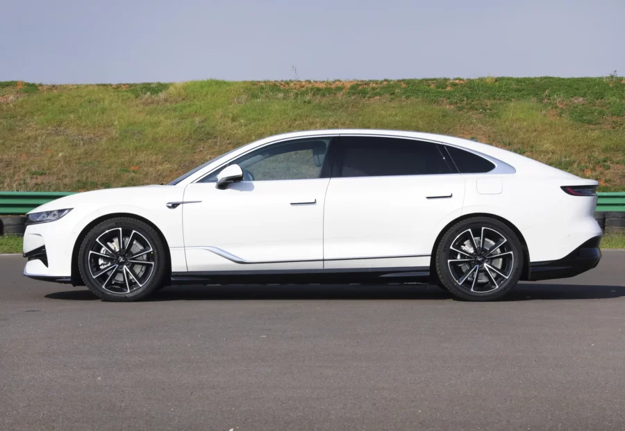 Voyah Chases the light