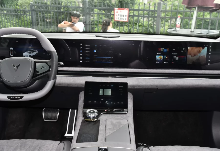 Voyah Chases the light EV