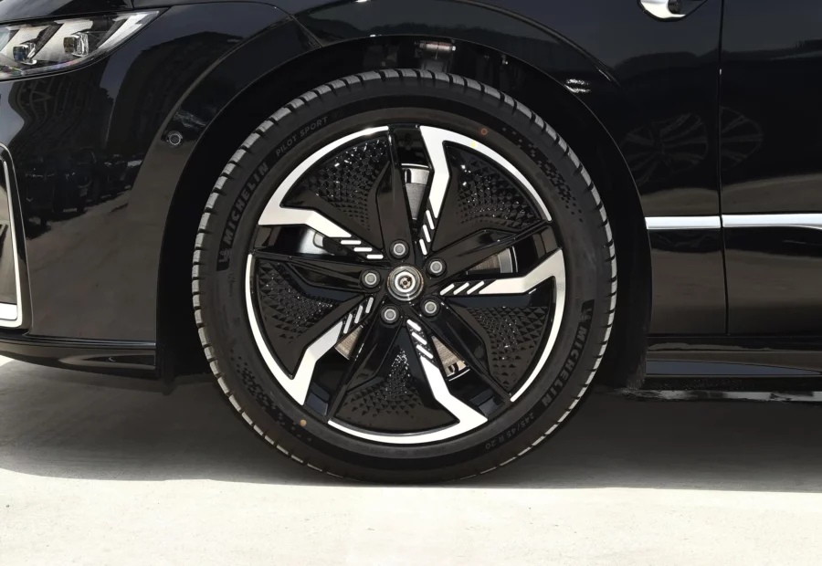 Voyah Chases the light EV