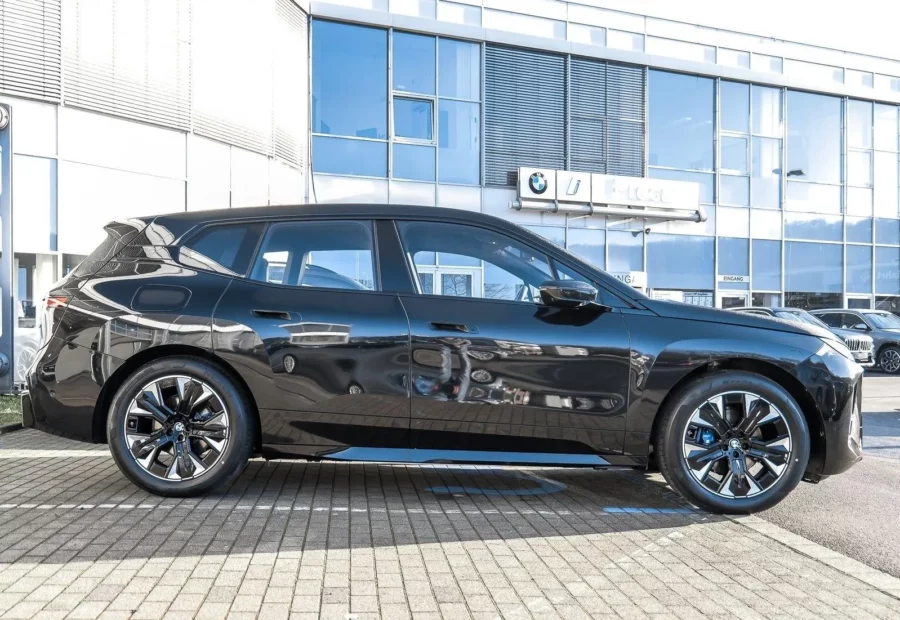 BMW iX