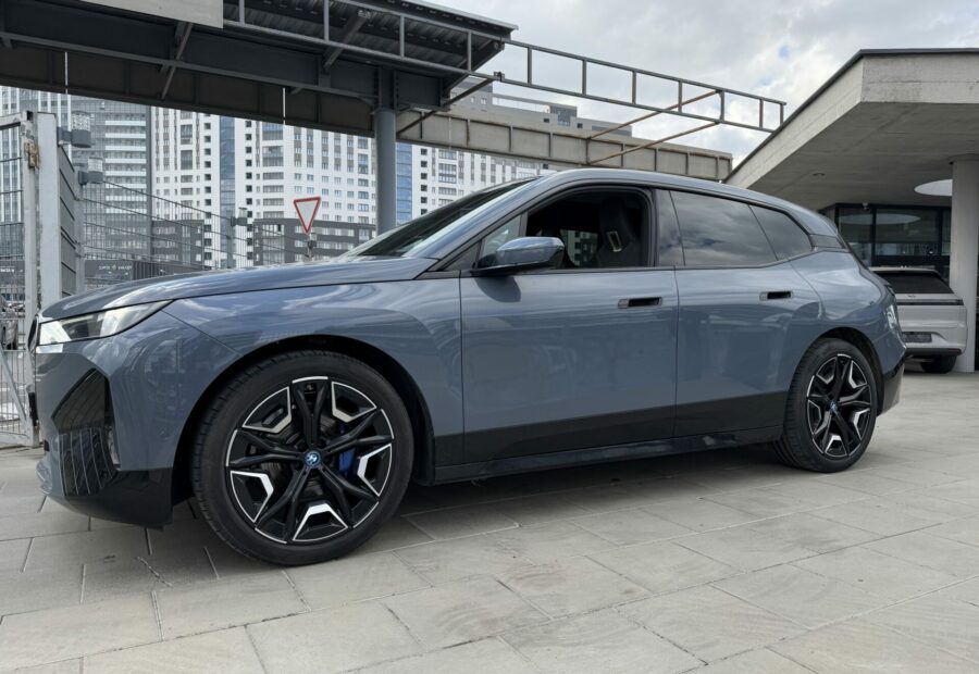 BMW iX