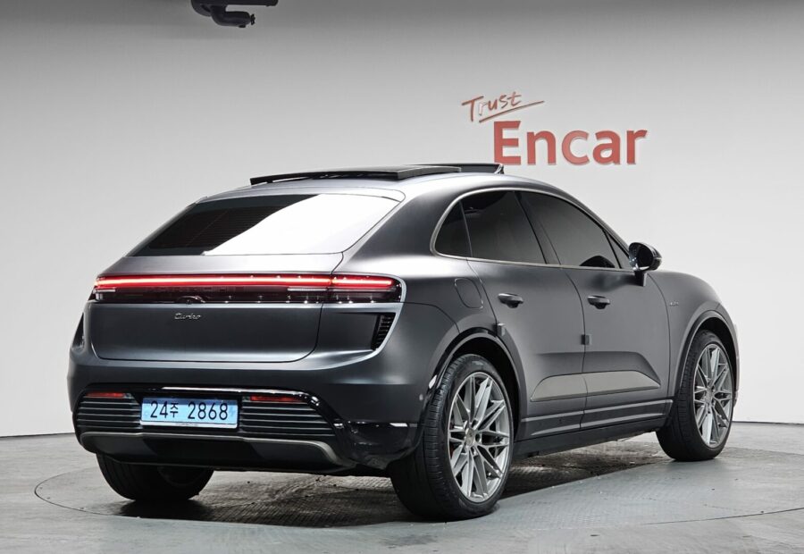 Porsche Macan EV
