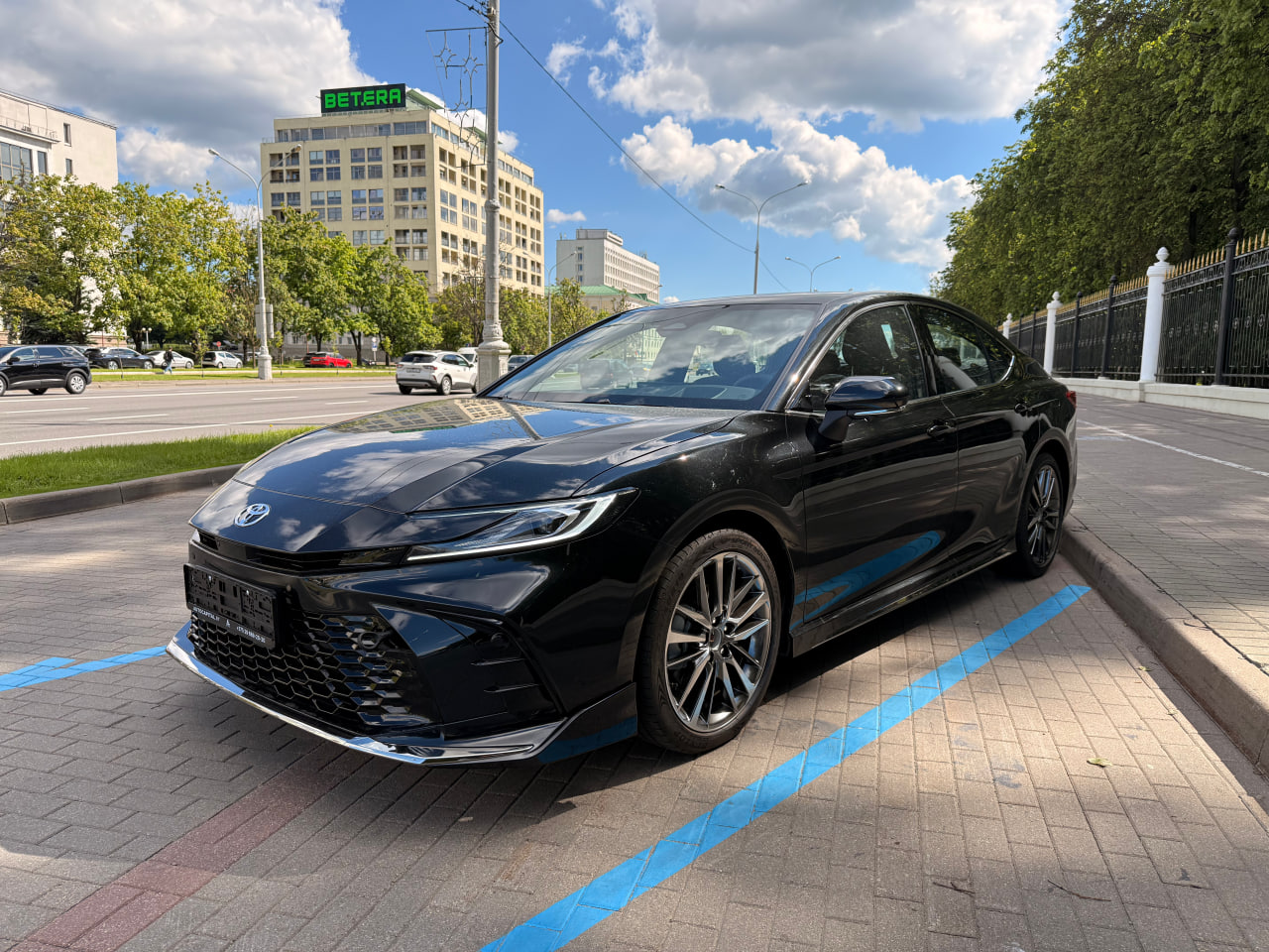 Toyota Camry 2.0 Hybrid Glorious Edition 2026