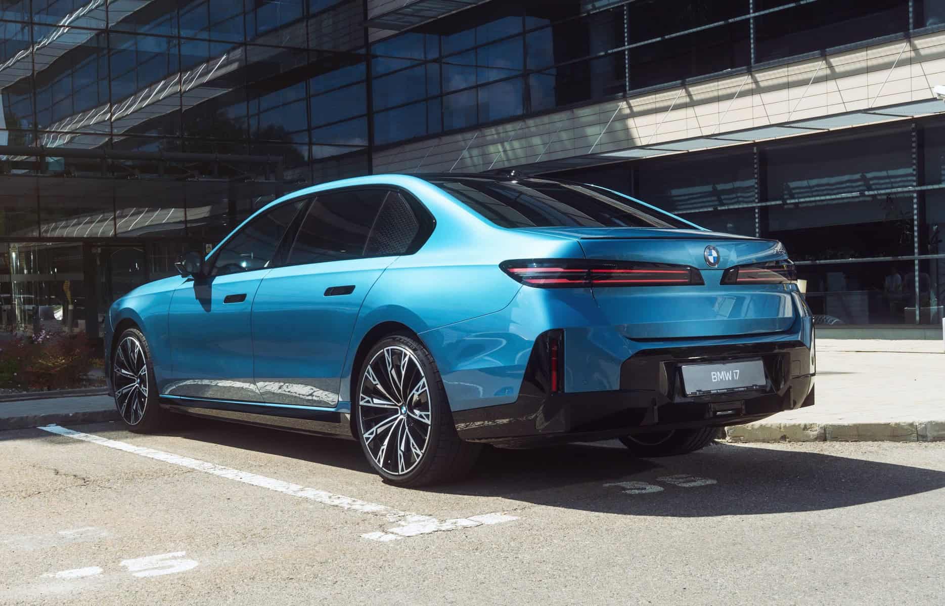BMW i7: новый флагман с уникальным дизайном 2026 года