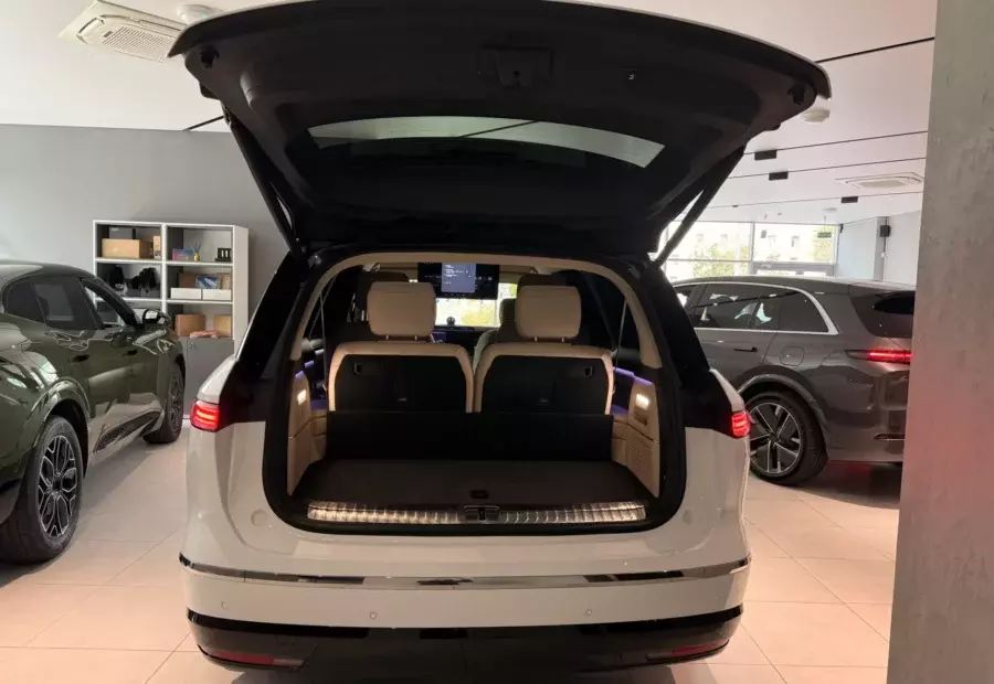 Nio ES8