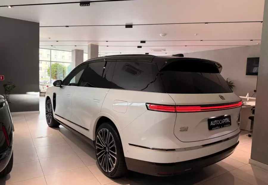 Nio ES8